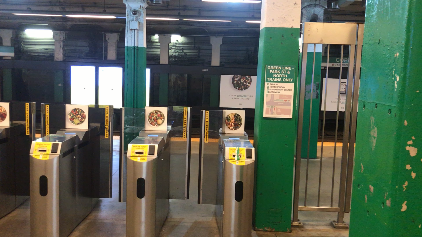 アメリカ・ボストンの地下鉄駅に設置される自動改札口